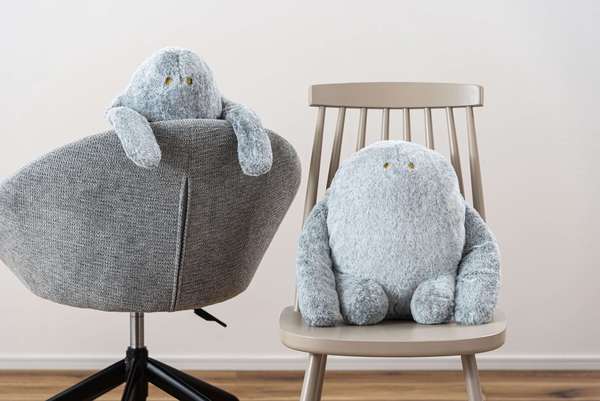ぶら下がりクッション(イエティ) 幅36×奥行16×高さ13cm 日用品 完成品 組立不要 ベージュ